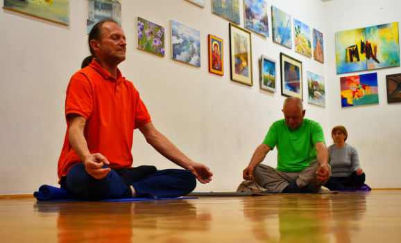 Kroz yoga meditaciju uravnotežujemo dva energetska suptilna toka idu i pingalu